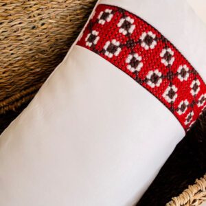 Cojín de terciopelo con franja bordada a mano Blanco