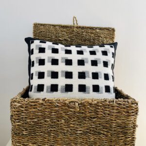 Cojín bordado a mano – Geométrico en blanco y negro