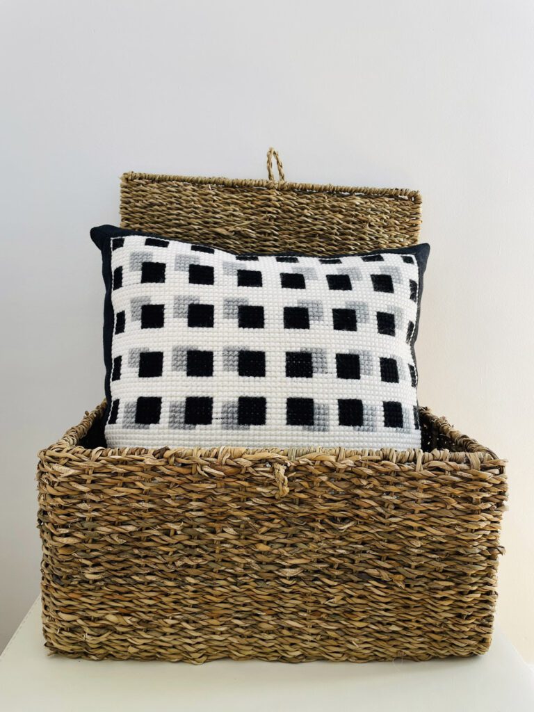 Cojín bordado a mano – Geométrico en blanco y negro