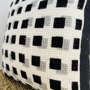 Cojín bordado a mano – Geométrico en blanco y negro