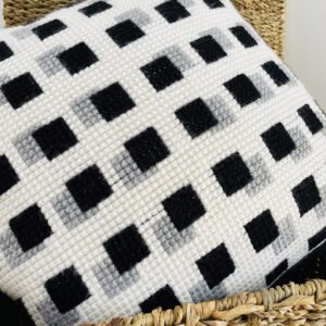 Cojín bordado a mano – Geométrico en blanco y negro