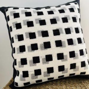 Cojín bordado a mano – Geométrico en blanco y negro