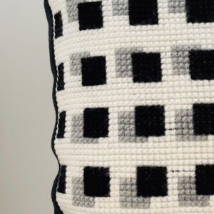 Cojín bordado a mano – Geométrico en blanco y negro