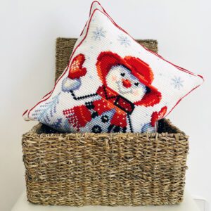 Cojín bordado a mano – Muñeco de nieve rojo