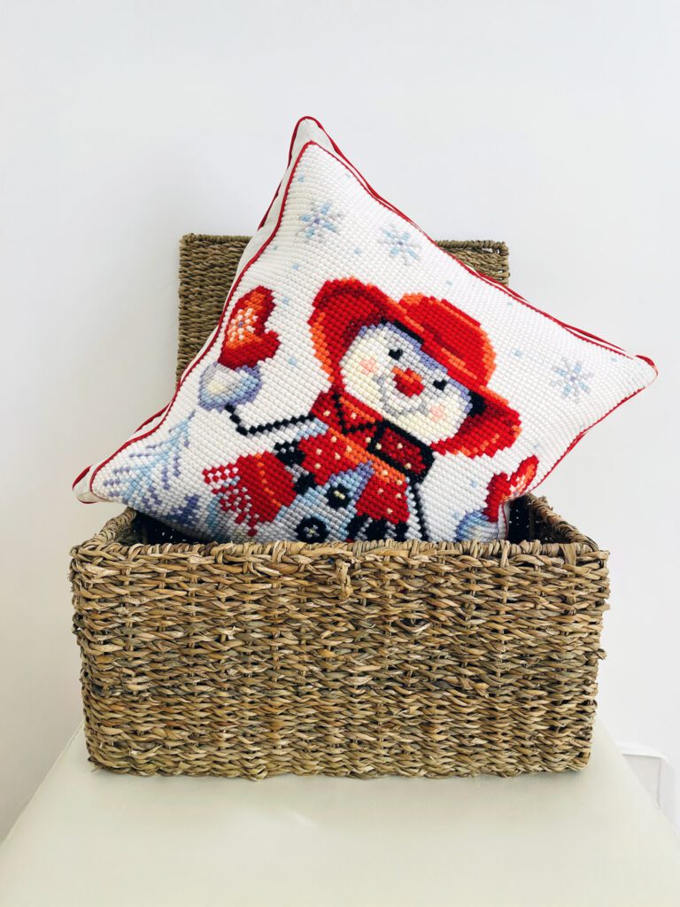 Cojín bordado a mano – Muñeco de nieve rojo
