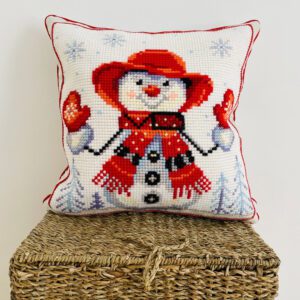Cojín bordado a mano – Muñeco de nieve rojo