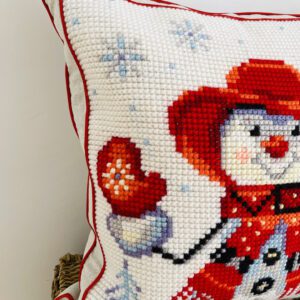 Cojín bordado a mano – Muñeco de nieve rojo