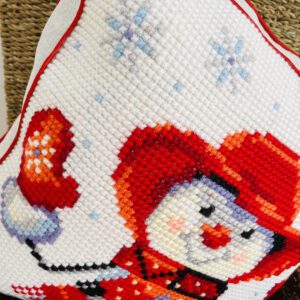 Cojín bordado a mano – Muñeco de nieve rojo