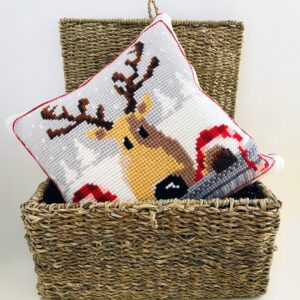 Cojín bordado a mano – Reno de invierno