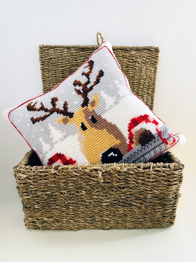 Cojín bordado a mano – Reno de invierno