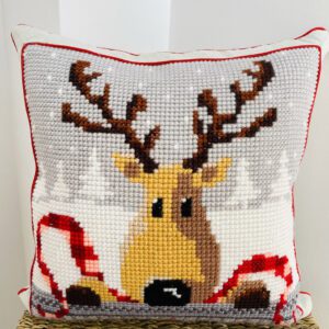 Cojín bordado a mano – Reno de invierno