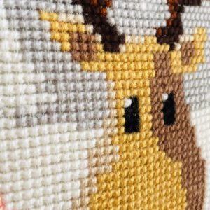 Cojín bordado a mano – Reno de invierno