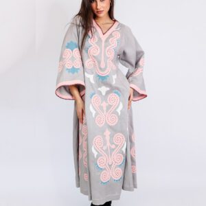 Vestido de lino con aplicaciones y bordados artesanales