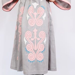 Vestido de lino con aplicaciones y bordados artesanales