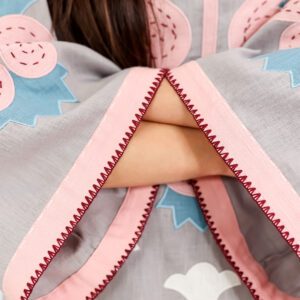 Vestido de lino con aplicaciones y bordados artesanales