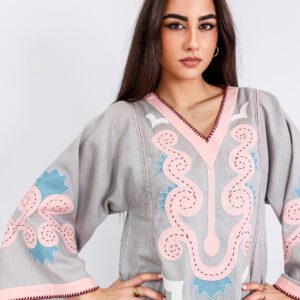 Vestido de lino con aplicaciones y bordados artesanales