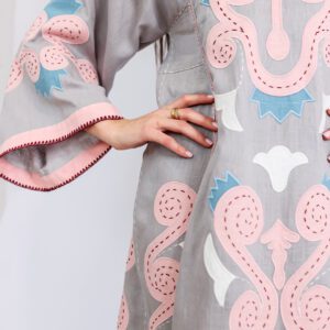 Vestido de lino con aplicaciones y bordados artesanales