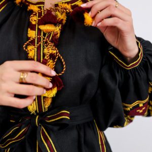 Vestido bordado en lino natural