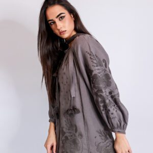 Vestido de lino bordado con detalles florales