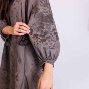 Vestido de lino bordado con detalles florales