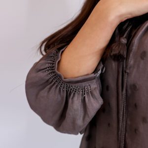 Vestido de lino bordado con detalles florales