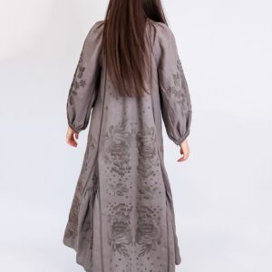 Vestido de lino bordado con detalles florales