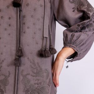 Vestido de lino bordado con detalles florales